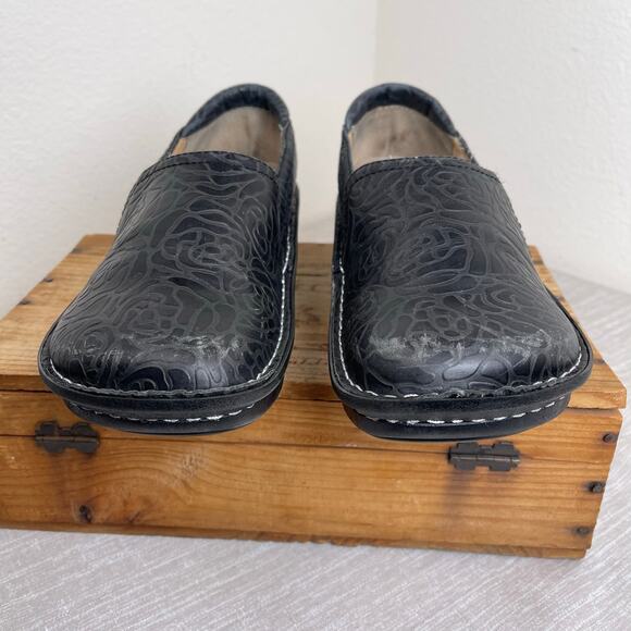 Alegria Debra Slip On Shoes Women 41 Black Floral Embossed Leather Comfort Work - Picture 3 of 9